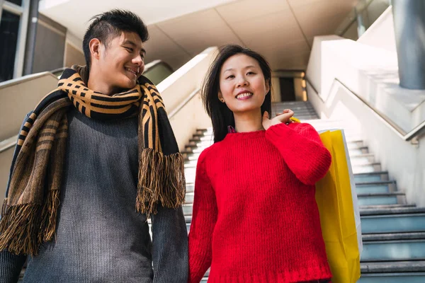 Porträt Eines Hübschen Asiatischen Paares Das Bunte Einkaufstüten Der Hand — Stockfoto