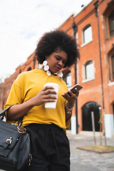 Portré Afro Amerikai Latin Használja Mobilját Miközben Egy Csésze Kávét — Stock Fotó