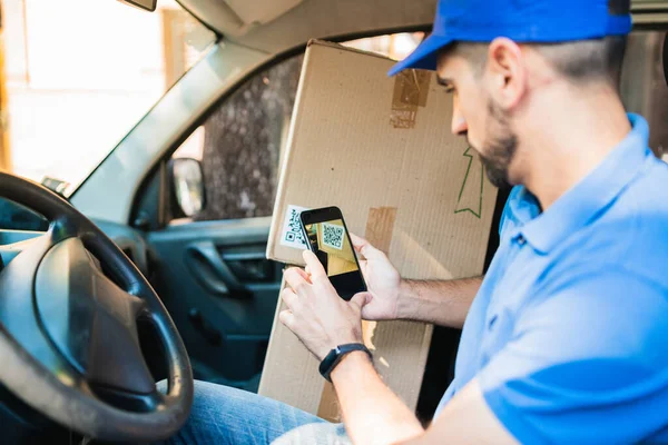 Retrato Repartidor Con Teléfono Inteligente Moderno Escanea Código Una Caja — Foto de Stock