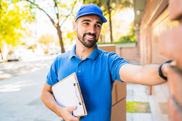 Paket Taşıyan Bir Teslimatçının Portresi Müşterisine Teslimatı Yapmak Için Kapı — Stok fotoğraf