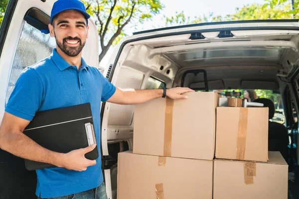 Retrato Repartidor Revisando Los Productos Lista Verificación Mientras Estaba Parado — Foto de Stock