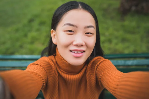 Retrato Joven Hermosa Mujer Asiática Tomando Una Selfie Mientras Está — Foto de Stock