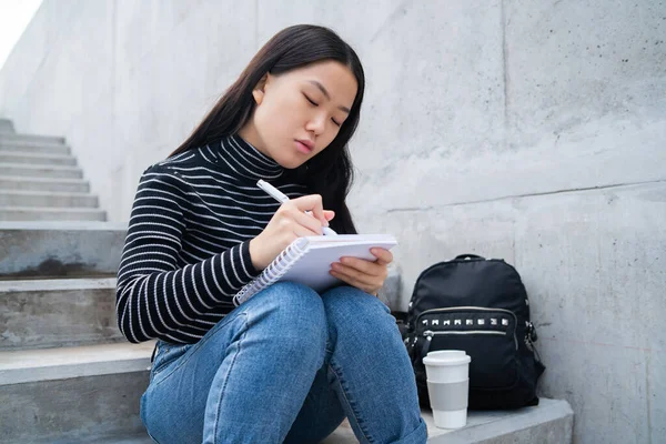 Retrato Mujer Asiática Joven Escribiendo Cuaderno Mientras Está Sentado Aire — Foto de Stock