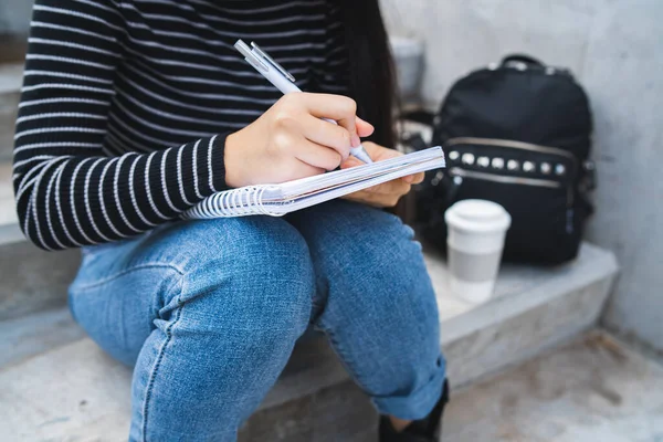 Retrato Una Mujer Escribiendo Cuaderno Mientras Está Sentada Aire Libre — Foto de Stock