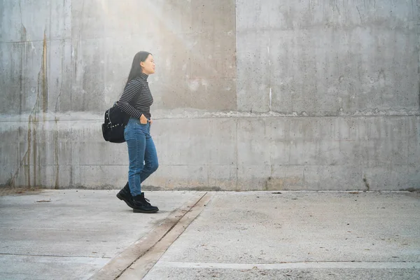 Portret Młodej Pięknej Azjatki Przechodzącej Pod Ścianą Szarego Betonu — Zdjęcie stockowe