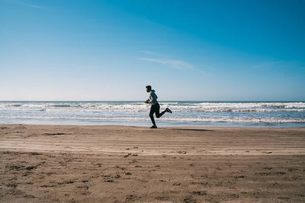 Portret Sportowca Biegającego Plaży Sport Sprawność Zdrowy Tryb Życia — Zdjęcie stockowe