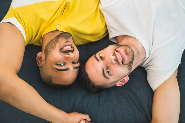 Porträtt Ett Lyckligt Homosexuellt Par Som Tillbringar Tid Och Lägger — Stockfoto