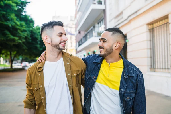 Retrato Casal Gay Feliz Passar Tempo Juntos Enquanto Caminhava Rua — Fotografia de Stock