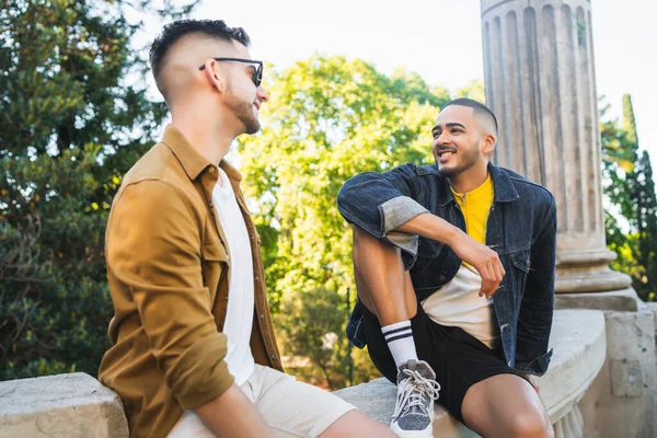 Retrato Una Feliz Pareja Gay Pasando Tiempo Juntos Teniendo Una —  Fotos de Stock