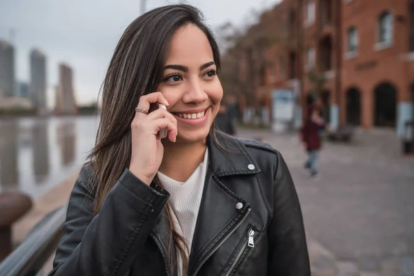 Portrait Une Jeune Femme Latine Parlant Téléphone Extérieur Dans Rue — Photo