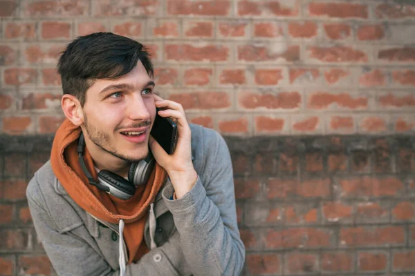 Πορτρέτο Του Νεαρού Λατίνου Που Μιλάει Στο Τηλέφωνο Έξω Στο — Φωτογραφία Αρχείου