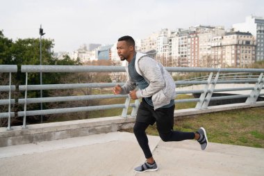 Sokakta koşan atletik bir adamın portresi. Spor, spor ve sağlıklı yaşam tarzı..