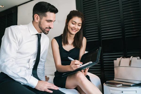 Retrato Dois Jovens Empresários Que Trabalham Juntos Quarto Hotel Conceito — Fotografia de Stock