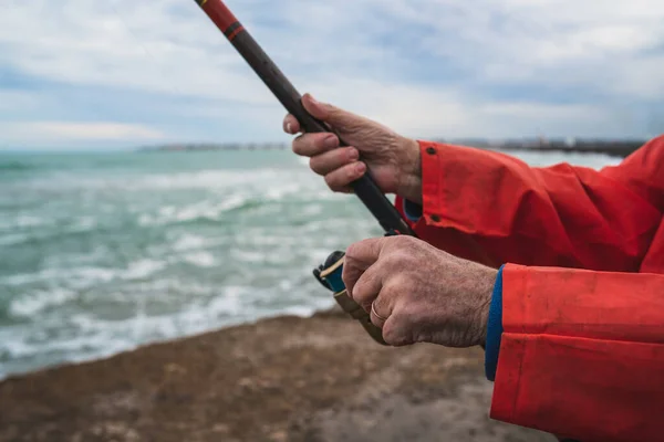 Zbliżenie Rybaka Trzymającego Wędkę Pojęcie Rybołówstwa Sportu — Zdjęcie stockowe