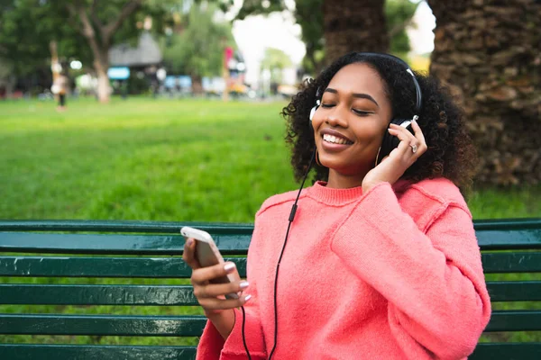 Retrato Jovem Afro Americana Ouvindo Música Com Fones Ouvido Celular — Fotografia de Stock