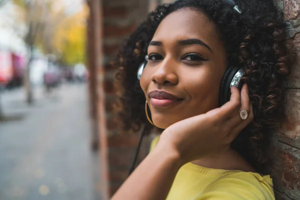 Egy Fiatal Afro Amerikai Portréja Aki Fülhallgatóval Hallgatja Zenét Utcán — Stock Fotó