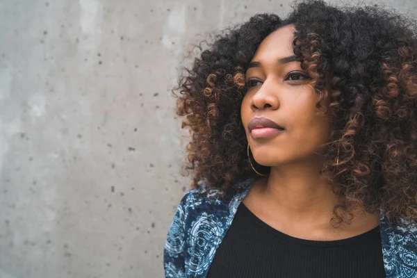 Портрет Красивой Молодой Афро Американской Женщины Вьющимися Волосами Серой Стене — стоковое фото