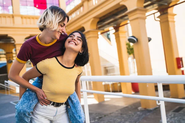 Retrato Casal Lésbico Adorável Passar Tempo Juntos Divertindo Rua Conceito — Fotografia de Stock