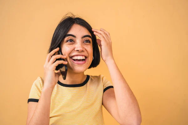 Портрет Молодой Латинской Женщины Разговаривающей Телефону Желтом Фоне Коммуникация Городская — стоковое фото