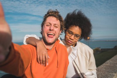 İki genç arkadaşın portresi. Birlikte iyi vakit geçiriyorlar ve dışarıda selfie çekiyorlar..