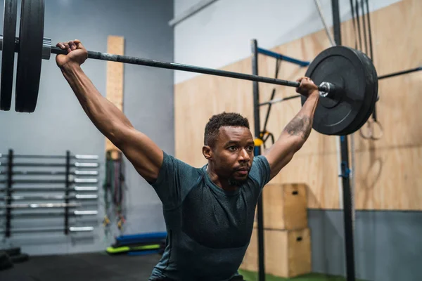 Ritratto Giovane Atleta Crossfit Che Esercizio Con Bilanciere Crossfit Sport — Foto Stock