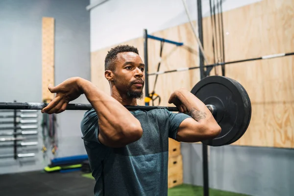 Ritratto Giovane Atleta Crossfit Che Esercizio Con Bilanciere Crossfit Sport — Foto Stock