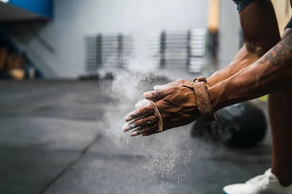 Portret Fitness Tânăr Frecare Mâini Cretă Pulbere Magneziu Pregătindu Pentru — Fotografie, imagine de stoc