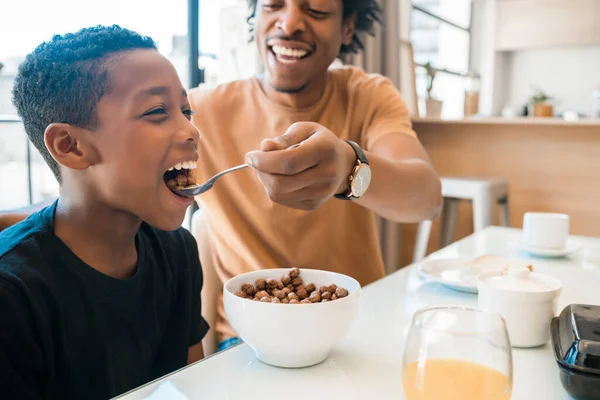 Portrét Otce Jak Tráví Čas Synem Když Spolu Snídají Doma — Stock fotografie