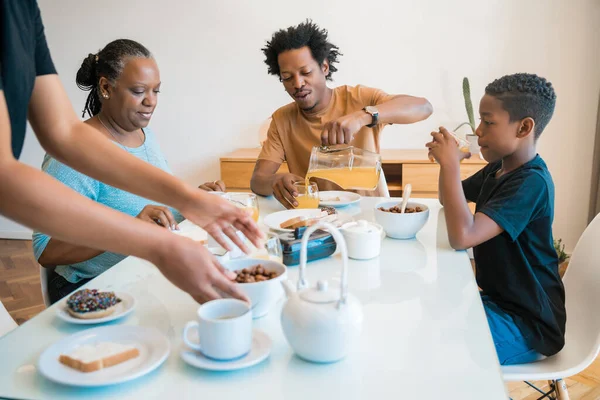 Portrét Afroamerické Rodiny Jak Spolu Snídají Doma Koncept Rodiny Životního — Stock fotografie