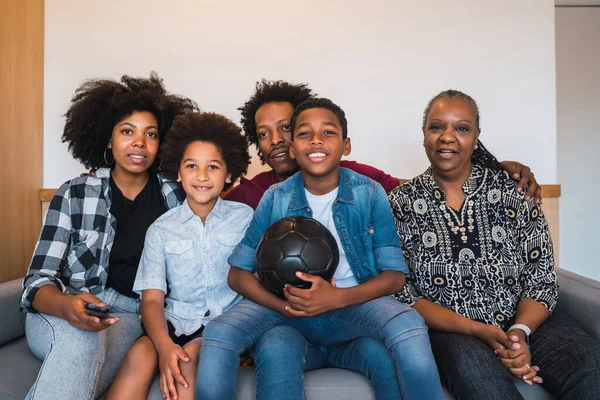 Szczęśliwa Afrykańska Rodzina Wielopokoleniowa Ogląda Mecz Piłki Nożnej Telewizji Salonie — Zdjęcie stockowe