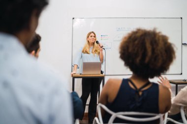 Dost canlısı bir iş kadını iş planını ve iş konferansında soruları cevaplıyor. İş ekibi toplantısı seminer eğitim konsepti.