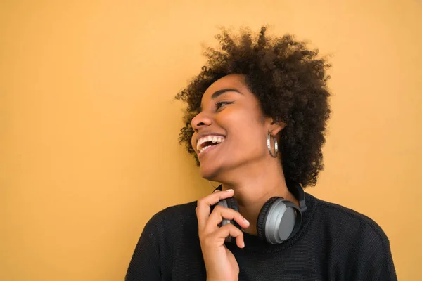 Retrato Jovem Afro Americana Olhando Confiante Vestindo Fones Ouvido Preto — Fotografia de Stock