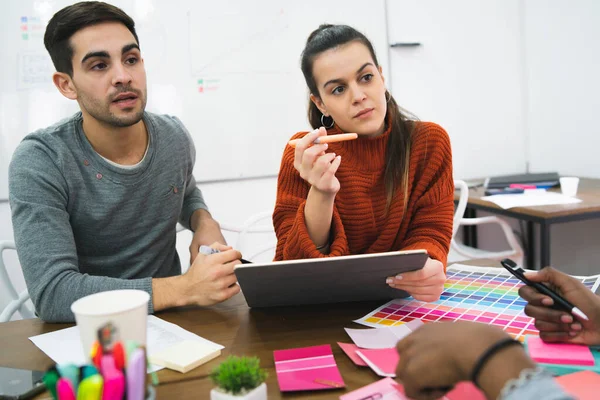 Jóvenes Diseñadores Creativos Que Trabajan Proyecto Discuten Desarrollo Nuevo Orden — Foto de Stock