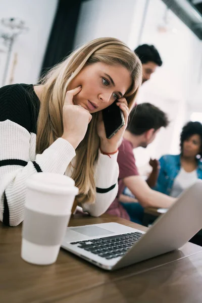 Jovem Mulher Negócios Conversando Telefone Trabalhando Seu Local Trabalho Com — Fotografia de Stock