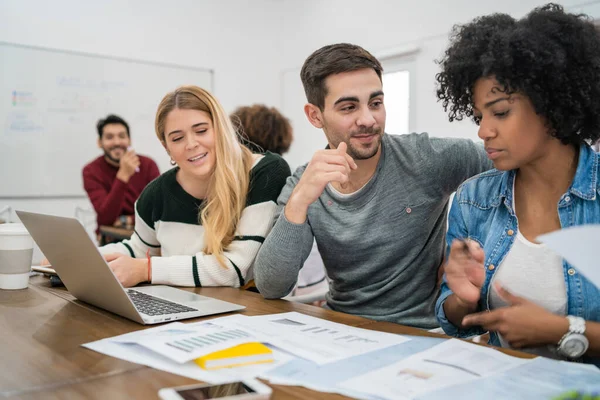 Jóvenes Diseñadores Creativos Que Trabajan Proyecto Discuten Desarrollo Nuevo Orden — Foto de Stock