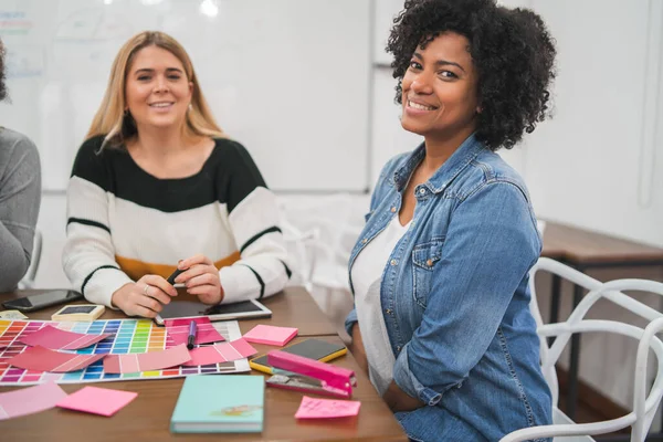 Dos Socias Creativas Discutiendo Ideas Por Lugar Trabajo Concepto Empresa — Foto de Stock