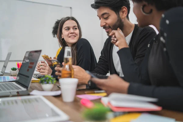 Jóvenes Diseñadores Creativos Que Trabajan Proyecto Discuten Desarrollo Nuevo Orden — Foto de Stock