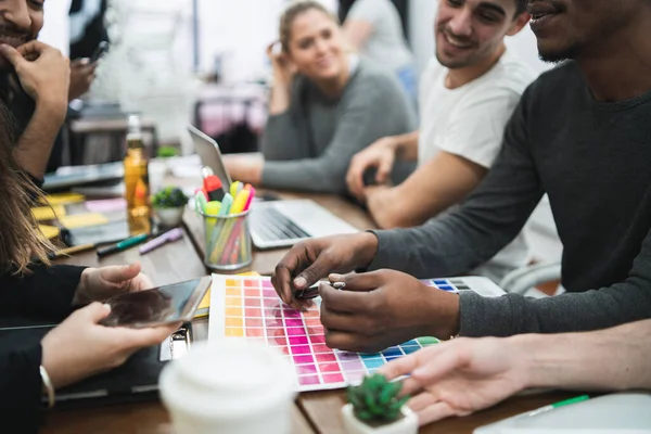 Grupo Empresarios Creativos Multiétnicos Que Trabajan Proyecto Tienen Una Reunión — Foto de Stock