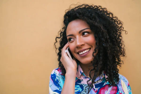 Ritratto Giovane Donna Afro Che Parla Telefono Sfondo Giallo Concetto — Foto Stock