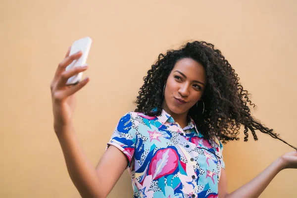 Retrato Una Joven Afro Tomando Selfies Con Móvil Contra Pared —  Fotos de Stock