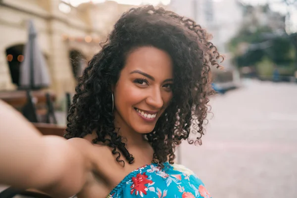 Portrét Mladé Afro Americké Ženy Jak Venku Ulici Bere Selfie — Stock fotografie
