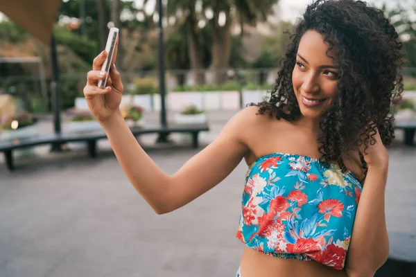 Retrato Una Joven Latina Afroamericana Tomando Una Selfie Con Teléfono —  Fotos de Stock