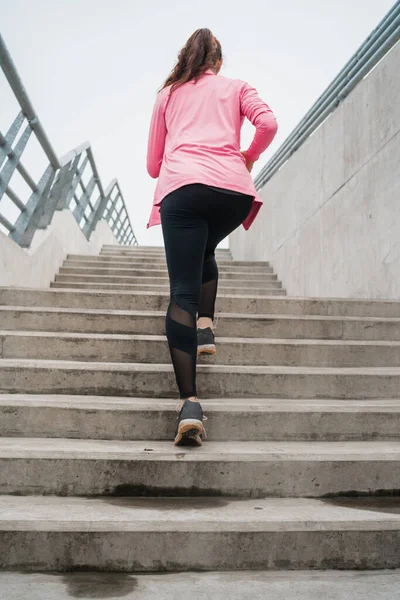 Портрет Спортивної Жінки Бігає Сходах Відкритому Повітрі Фітнес Спорт Концепції — стокове фото