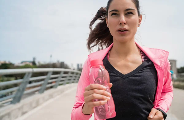 Retrato Una Mujer Fitness Corriendo Sosteniendo Una Botella Agua Aire — Foto de Stock