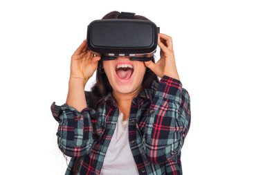 Stüdyoda izole edilmiş sanal gerçeklik gözlükleriyle oynayan genç bir kadının portresi. VR kulaklık cihazı. Teknoloji konsepti.