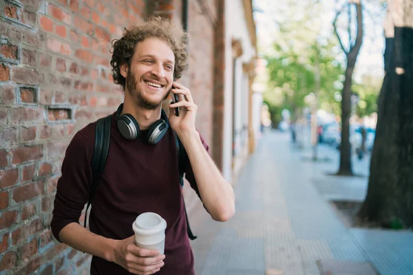 Portret Van Een Jongeman Die Aan Telefoon Praat Terwijl Hij — Stockfoto