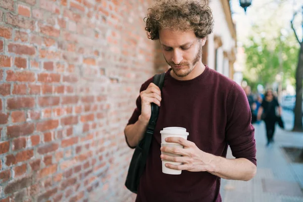 Ritratto Giovane Uomo Che Cammina Tiene Una Tazza Caffè All — Foto Stock