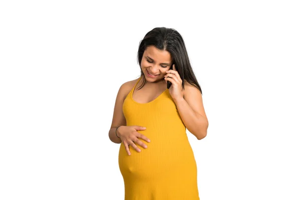 Retrato Una Mujer Embarazada Latina Hablando Por Teléfono Sobre Fondo —  Fotos de Stock
