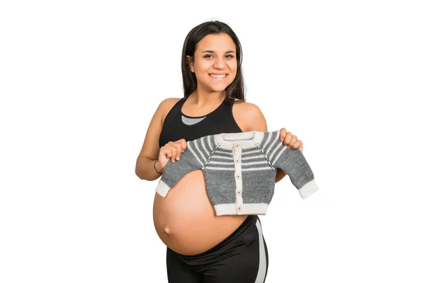 Großaufnahme Einer Schwangeren Frau Mit Babykleidung Vor Weißem Hintergrund Schwangerschaft — Stockfoto