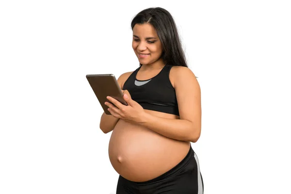 Retrato Una Mujer Embarazada Latina Usando Tableta Digital Sobre Fondo —  Fotos de Stock